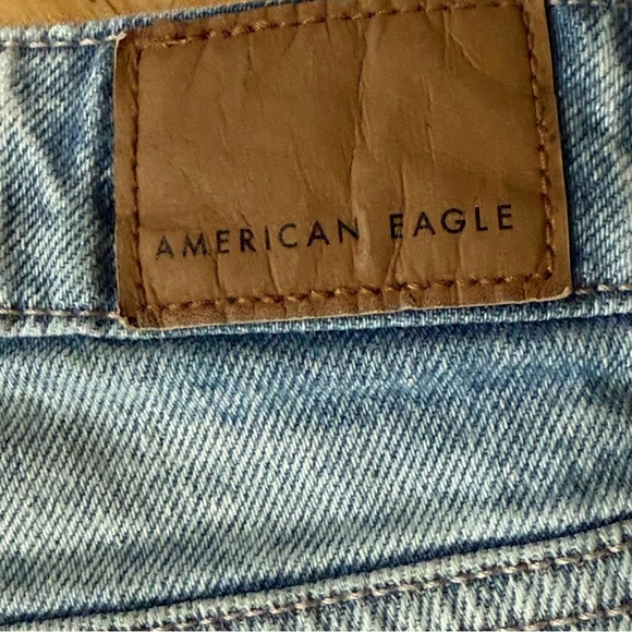 American Eagle Womens Mom Cut Off Jeans Shorts SZ 6 Distressed Denim Stretch - Picture 7 of 8